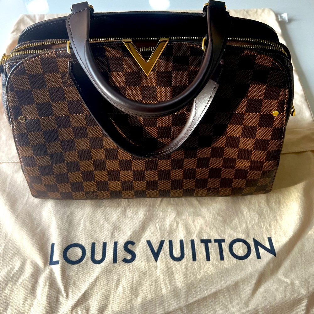 Louis Vuiton Purse! Authentic and worn 2 times only!
